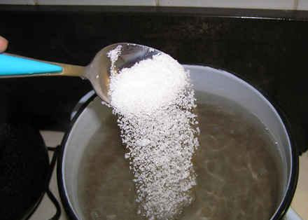 1. Этап. Яблочный компот: Когда вода закипит, добавляем сахар. Примерно 250-350 грамм сахара (в зависимости от того, насколько сладко любите) на 1 литр воды и размешиваем. Кипятим воду, пока сахар полностью не раствориться.