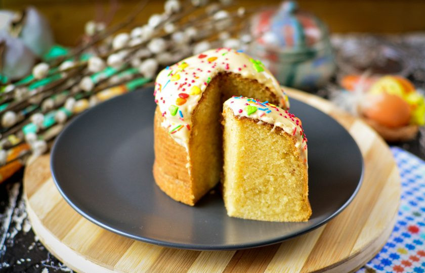 1. Этап. Кулич который не крошится: Готовые куличи украшайте любой глазурью и цветными присыпками. При разрезе кулич не крошится и идеально сохраняет свою форму, при этом оставаясь мягким. Приятного аппетита!