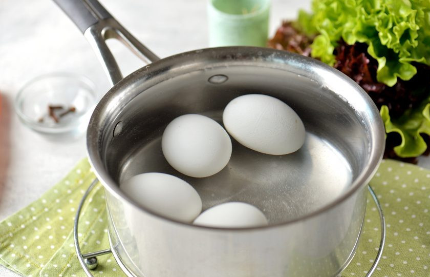 1. Этап. Новогодний завтрак Веселый кролик: Яйца помойте, отварите в чуть подсоленной воде 10 минут, остудите, почистите от скорлупы.