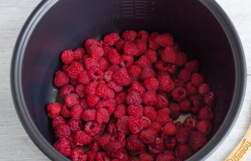 1. Этап. Малиновое варенье в мультиварке: Ягоду переберите и очистите от мусора. Выложите в чашу мультиварки.