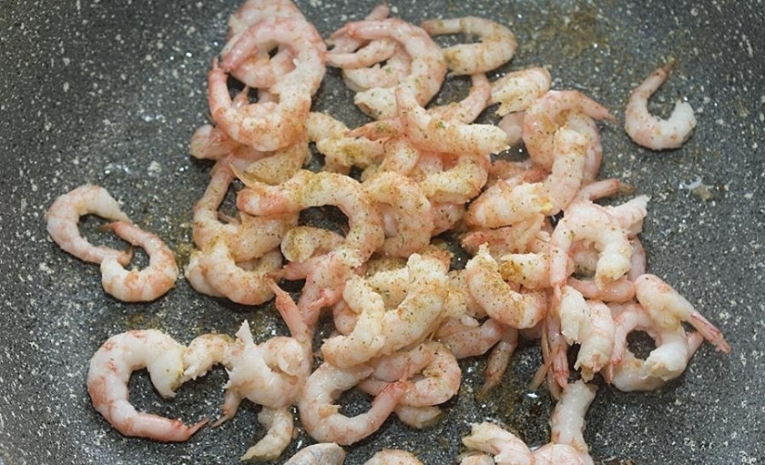 1. Этап. Овощной салат с креветками: 6. Сковороду разогреваю с оливковым маслом, выкладываю креветки, посыпаю их сушенным чесноком и смесью перцев, обжариваю.