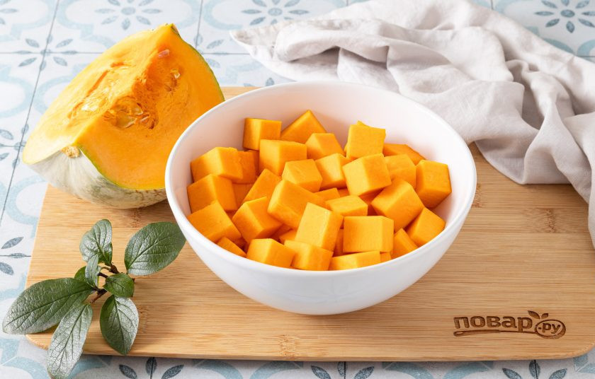 1. Этап. Тыква в сиропе: Тыкву очистите от кожуры, удалите семена и порежьте на кубики одинакового размера.