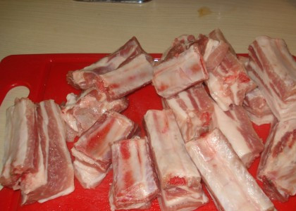 1. Этап. Запеченные свиные ребрышки в духовке: Ребрышки порезать на куски.