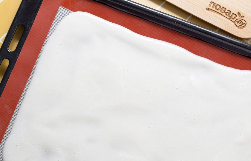 1. Этап. Пастила с йогуртом: Выложите получившееся пюре ровным слоем на силиконовый или тефлоновый коврик. Толщину рекомендую делать не более 4-5 мм. Сушите в духовке при температуре 60-75 градусов с приоткрытой дверцей около 7-9 часов.