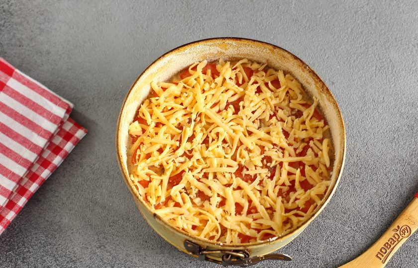 1. Этап. Запеканка из вареной курицы: Посыпьте оставшимся сыром и запекайте в духовке при температуре 180 градусов около 25 минут. Верх должен подрумяниться.