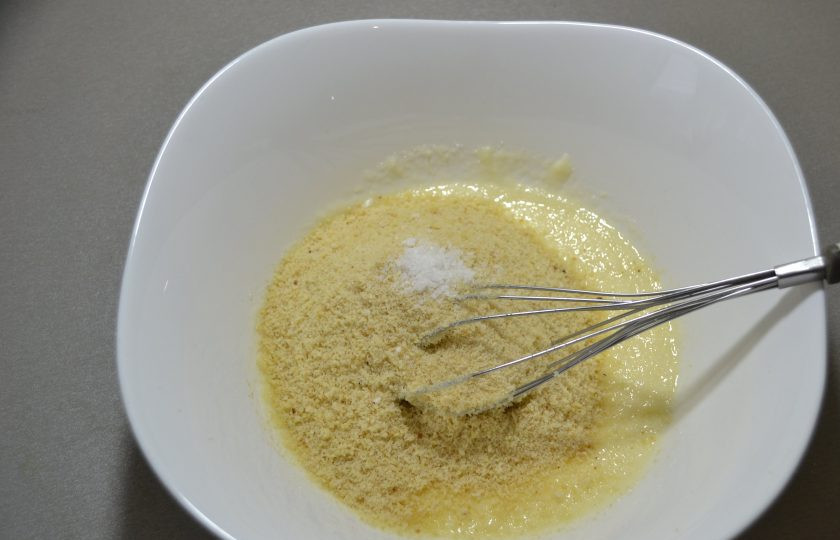 1. Этап. Итальянское печенье с миндалем: Смешайте масло с сахаром, слегка взбивая. Добавьте ореховую муку.