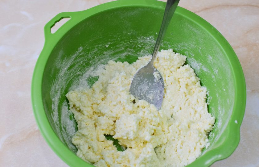 1. Этап. Сырники в вафельнице: Готовое творожное тесто должно быть густое, но не плотное.