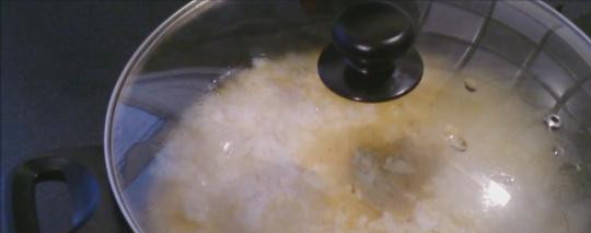 1. Этап. Плов из окорочков: 10. Накрываем крышкой и тушим до готовности, не забывая периодически помешивать.