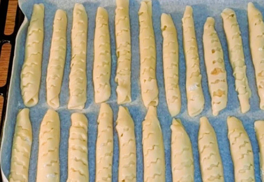 1. Этап. Булочки-трубочки с творогом и повидлом: 13. Раскладываем трубочки на небольшом расстоянии друг от друга. Закрываем противень полотенцем и оставляем в теплом месте на 30 минут или до увеличения трубочек в 2 раза. Затем смазываем трубочки взбитым желтком ( смешать желток с 1 ст. л. молока).