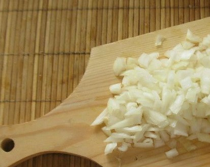 1. Этап. Паштет из чечевицы: 2. Луковицу очистить и нарезать мелким кубиком.
