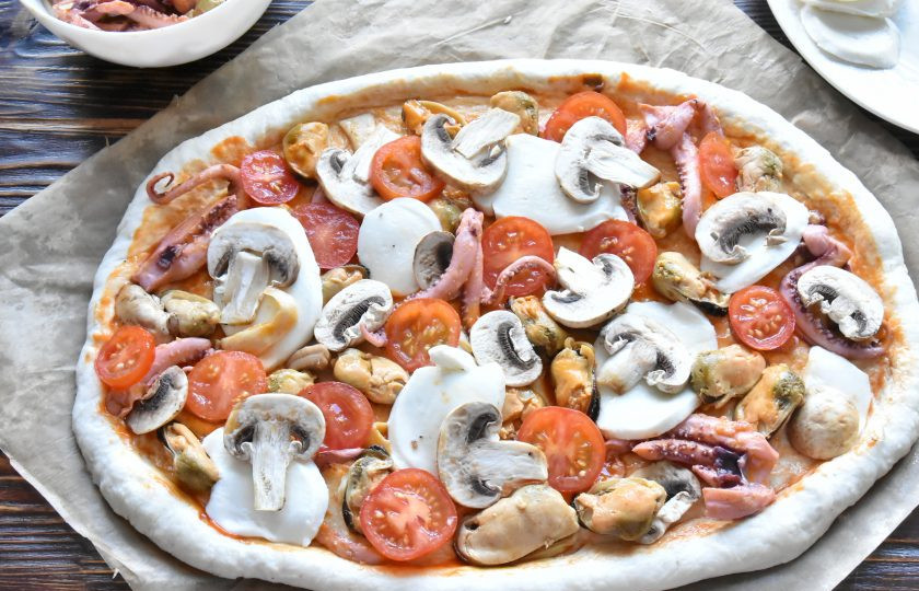 1. Этап. Пицца Том Ям: Выложите кружочки помидоров, моцареллы и пластинки шампиньонов.