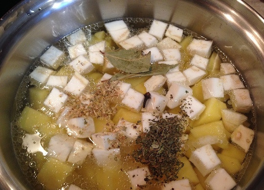 1. Этап. Пряный картофельный суп: 3. Наливаем к овощам воду, добавляем тертый хрен, лавровый лист, базилик, майоран, гвоздику, соль и молотый черный перец.