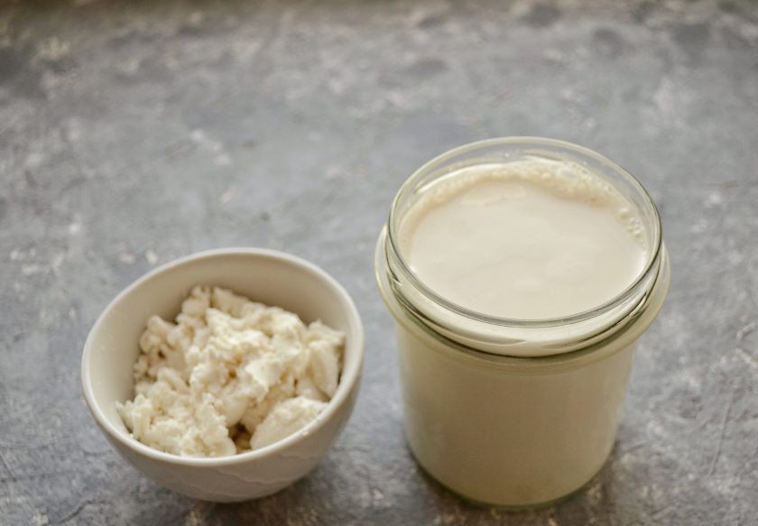 1. Этап. Веганский йогурт: В блендере измельчите миндаль с водой. Отожмите через марлю. У вас получится миндальное молоко и ореховый жмых, который потом можно съесть.