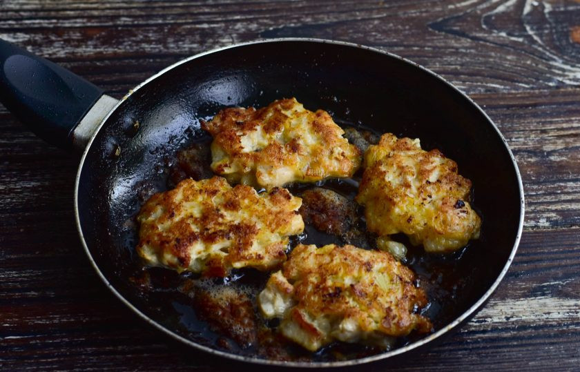 1. Этап. Жабки из куриного филе: Жарьте их на умеренном огне до красивого и румяного цвета с двух сторон.