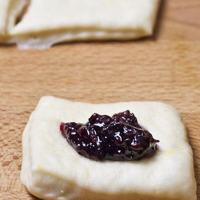 1. Этап. Булочки с джемом: В центр каждого квадратика накладываем 1-1,5 чайной ложки ягодного джема.