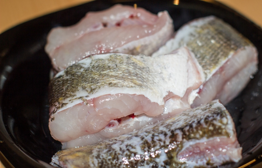 1. Этап. Рыбный суп из щуки: 2. Рыбу нужно вымыть, очистить от внутренностей, плавников и прочего. Нарезать на небольшие стейки.