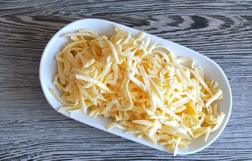 1. Этап. Мясные ватрушки с яйцом: Сыр натрите на крупной тёрке.