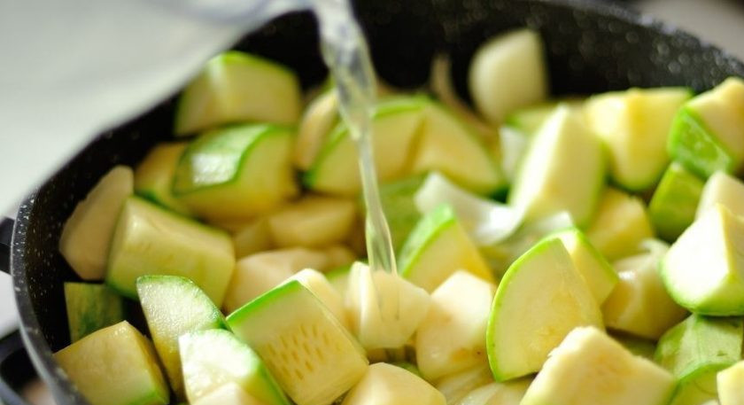 1. Этап. Холодный суп-пюре из кабачков: Влейте в сотейник куриный бульон. Также его можно заменить на овощной или же добавить просто воду. Накройте сотейник крышкой и тушите овощи, пока они полностью не будут готовы.