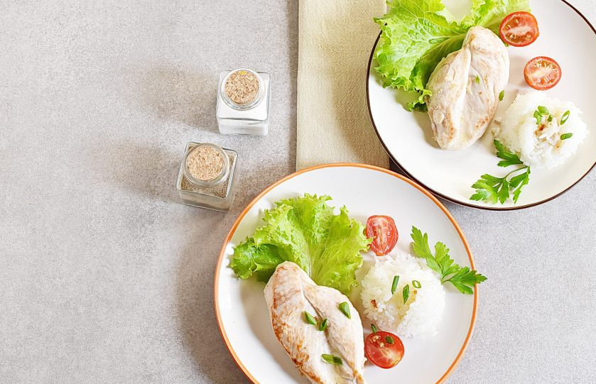 1. Этап. Жареное филе курицы: Раскладывайте гарнир по тарелкам, выкладывайте филе и не забудьте полить гарнир вкусным поджаренным маслом со сковороды!