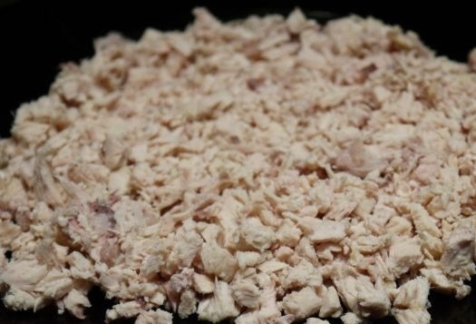 1. Этап. Салат с грибами, курицей: 4. Готовую курочку остудите немного и нарежьте мелкими кубиками.