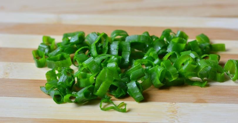 1. Этап. Окрошка из кефира с щавелем: Зеленый лук моем и нарезаем колечками.