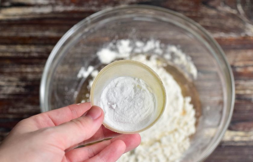 1. Этап. Печенье Студенческое: Всыпьте соду.