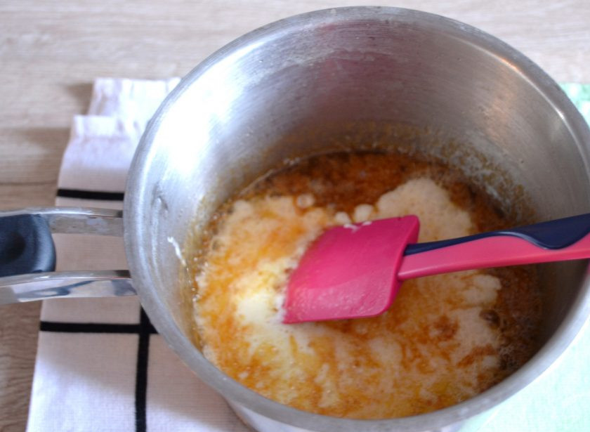 1. Этап. Баноффи пай с выпечкой: Влейте в карамель разогретые сливки, смешайте до однородности.