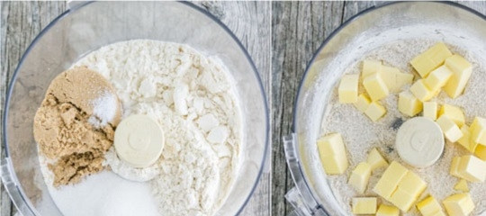 1. Этап. Вишневый крамбл: 1. Чтобы приготовить вишневый крамбл в домашних условиях, для начала нужно сделать тесто. Очень удобно делать это в чаше блендера. Отправьте туда просеянную с солью и разрыхдителем муку, белый и коричневый сахар. Перемешайте и выложите нарезанное кубиками охлажденное сливочное масло.