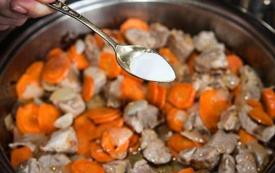 1. Этап. Запеченное мясо с картошкой: 7. Обжаривайте на среднем огне минут 15, помешивая. Добавьте соль, перец и специи.