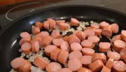 1. Этап. Сосиски на сковороде: 3. Обжариваем отдельно измельченный лук и сосиски и также отдельно 