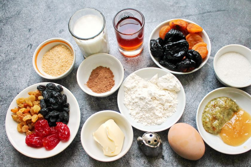 1. Этап. Шотландский новогодний кекс: Подготовьте все необходимые ингредиенты для приготовления шотландского новогоднего кекса. Сухофрукты вымойте и обсушите.