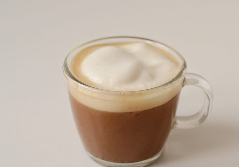 1. Этап. Карамельный кофе: Добавьте вспененное молоко в чашку.