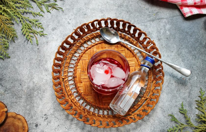 1. Этап. Коктейль Негрони: Влейте красный биттер, джин и перемешайте коктейльной ложкой. Украсьте 