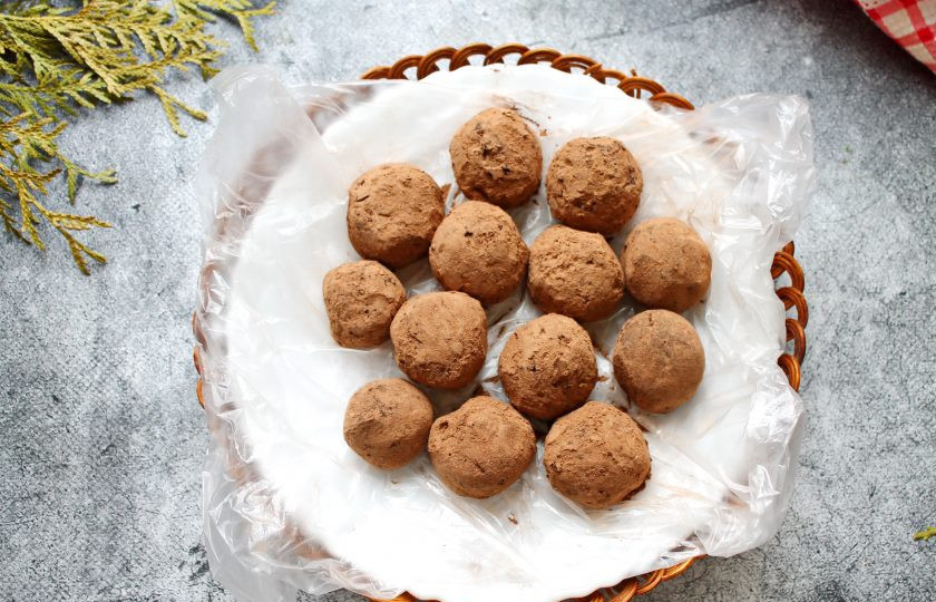 1. Этап. Трюфели из горького и молочного шоколада: Чайной ложкой возьмите часть шоколадной массы и скатайте шарик. Каждый шарик обваляйте в какао порошке, стряхните лишнее и уберите в холодильник на 15-20 минут.