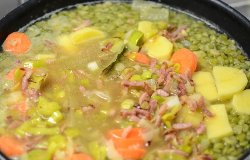 1. Этап. Густой гороховый суп: Зажарку добавьте в суп и доведите до кипения. Суп готов.