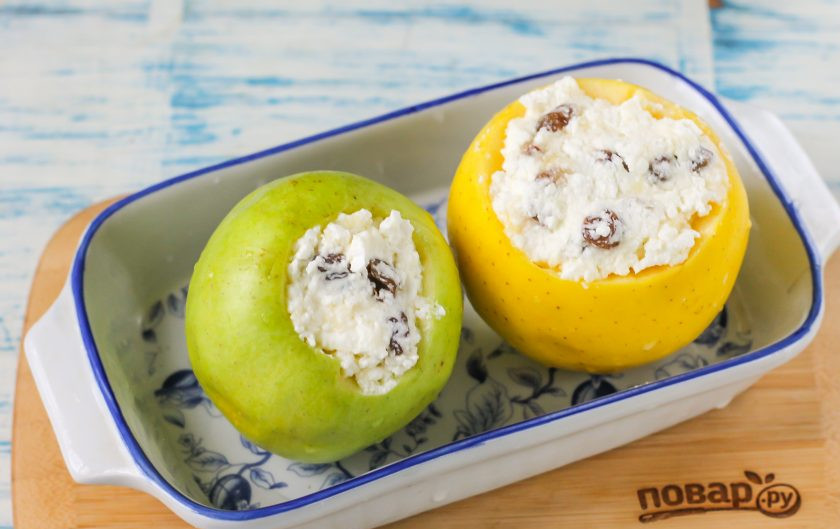 1. Этап. Яблоки с творогом запеченные в микроволновке: Начините очищенные фрукты подготовленной начинкой, тщательно вдавливая ее вовнутрь.