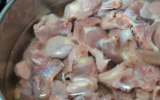 1. Этап. Рагу из куриных желудков: 1. Желудки (в данном случае рагу будет в том числе с сердечками) вымойте, разрежьте половинками. Выложите в кипящую воду, подсолите по вкусу и варите на среднем огне минут 40.