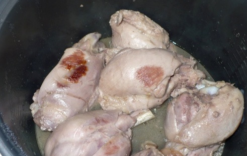 1. Этап. Чахохбили из курицы в мультиварке: Для чахохбили можно использовать как части целой курицы, так и голени или, например, только бедра, но вот филе здесь не очень подойдет. Итак, нарезаем курицу на порционные кусочки и промываем их. Наливаем в чашу мультиварки растительное масло и включаем режим 