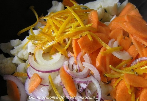 1. Этап. Апельсиновая капуста от Армана Арналя: В сотейник с толстым дном выложите капусту, морковь, лук и цедру.