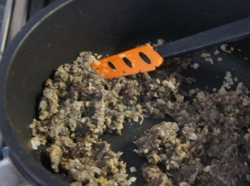 1. Этап. Cырные блины из сулугуни: Репчатый лук очистите, измельчите. Грибы мелко нарежьте. Обжарьте ингредиенты вместе, а потом остудите.