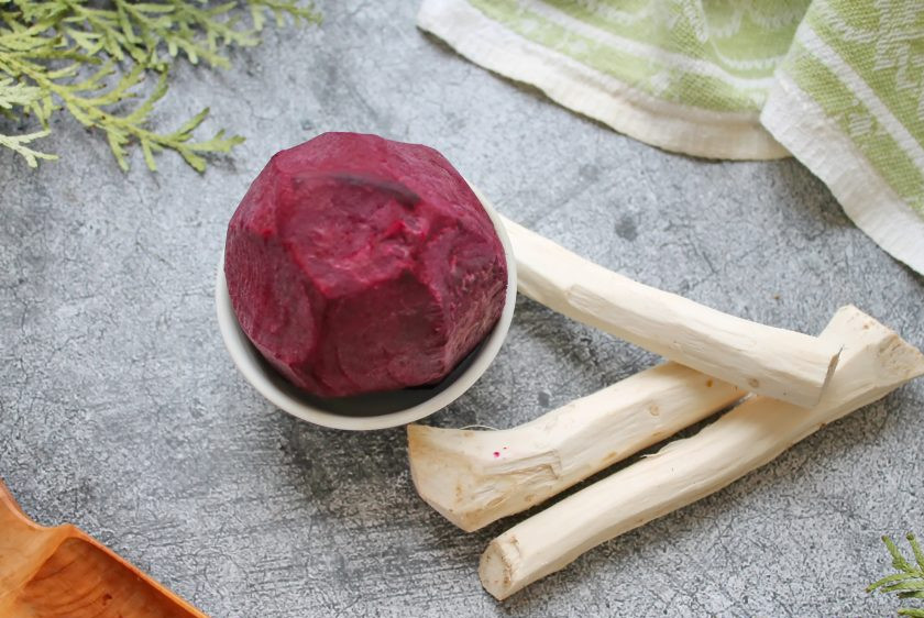 1. Этап. Хрен со свеклой без уксуса: Корень хрена и свеклу тщательно вымойте жесткой щеткой и снимите корку.