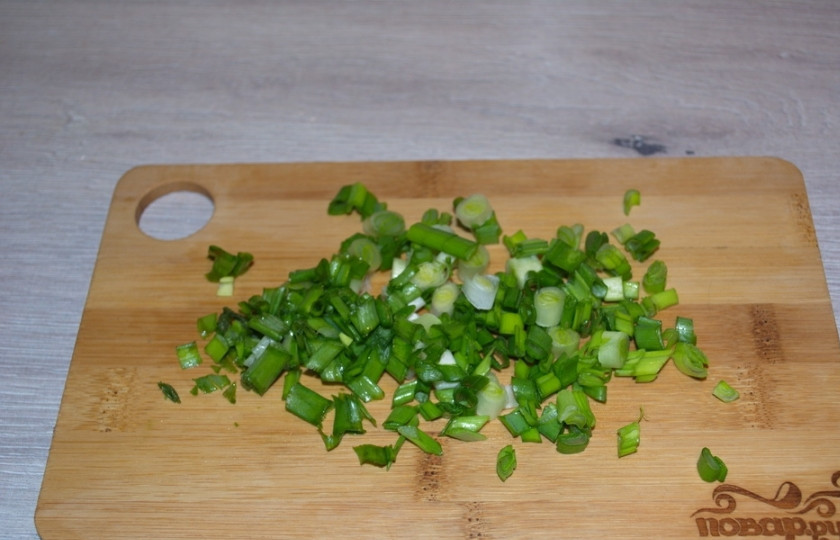 1. Этап. Салат Океан: Измельчите зеленый лук.