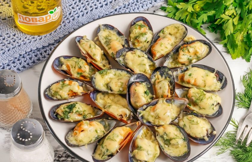 1. Этап. Мидии, запеченные с сыром в духовке: Следите за тем, чтобы сырная корочка не подгорела. Извлеките готовые мидии на тарелку и подайте к столу теплыми. Не забудьте про охлажденное вино!