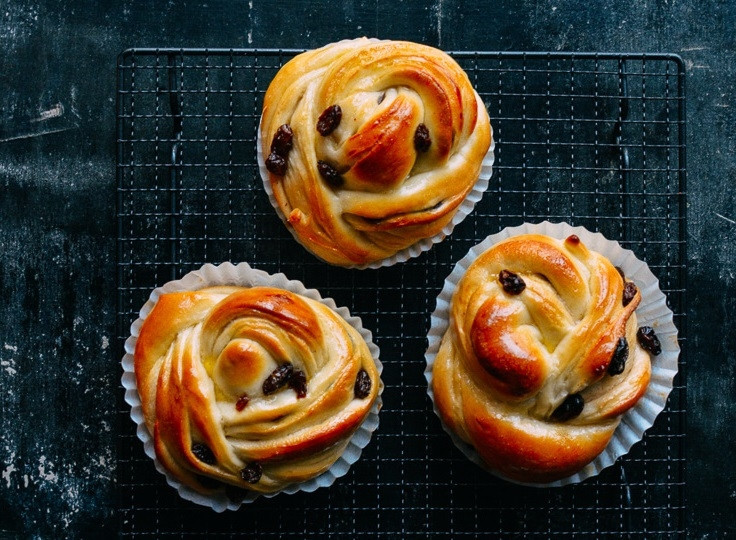 1. Этап. Булочки Розы с изюмом: 7. Смешайте яйцо со столовой ложкой молока, смажьте этой смесью каждую булочку. Запекайте в разогретом до 180 градусов духовом шкафу 15 минут.