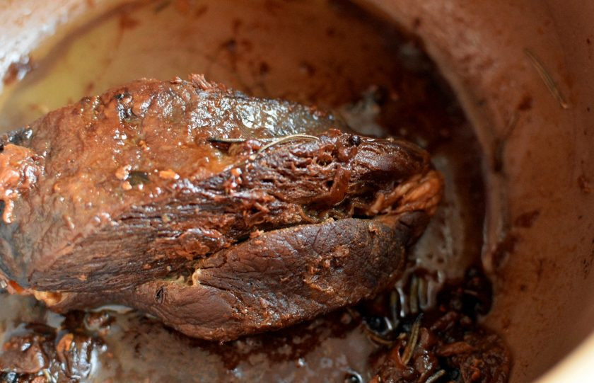 1. Этап. Говядина, томленная в оливковом масле: В зависимости от возраста говядины, мясо будет готово через 2-4 часа. Цвет жаркого будет коричневым, корочка будет мягкой и очень ароматной.