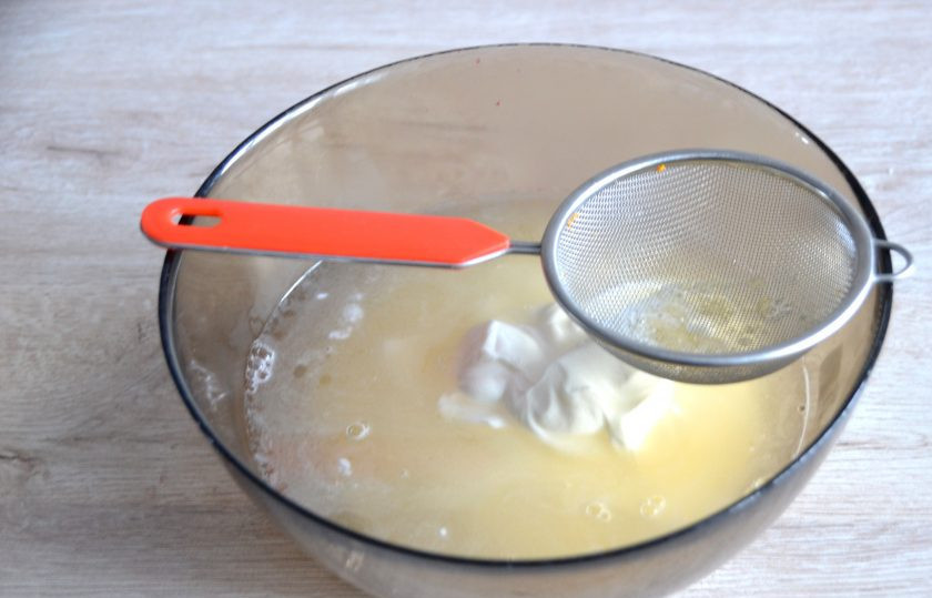 1. Этап. Десерт Неженка: Процедите сироп с желатином, добавьте к сметане.