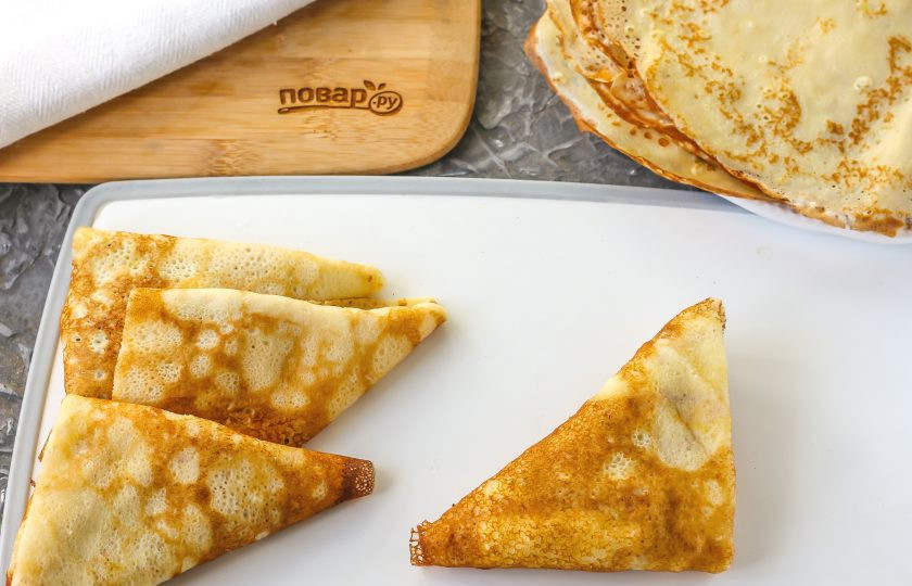 1. Этап. Блины треугольником с начинкой: Затем сложите блин с начинкой по диагонали, и у вас получится треугольник. В таком виде блины-треугольники вы можете обжарить на сливочном масле, если любите хрустящую корочку.