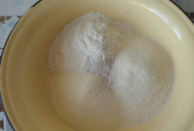 1. Этап. Манник без яиц: Итак, в миску, где будем замешивать тесто, высыпаем манку, муку, сахар, соль и ванилин, перемешиваем все.