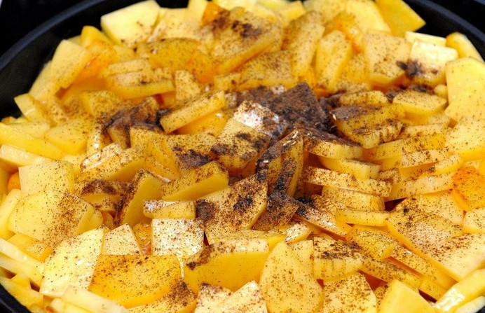 1. Этап. Вкуснейшая жареная картошка: Самое время добавить измельченный лук (если готовите с ним) и специи. Снова тщательно перемешиваем лопаткой. Продолжаем жарить под крышкой, следя, чтобы картофель не подгорал.