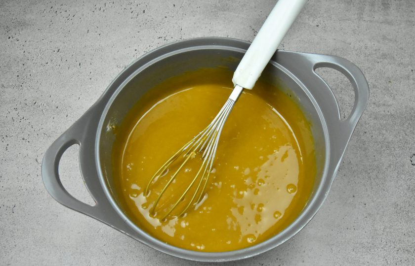 1. Этап. Торт Медок: Замесите однородное тесто.